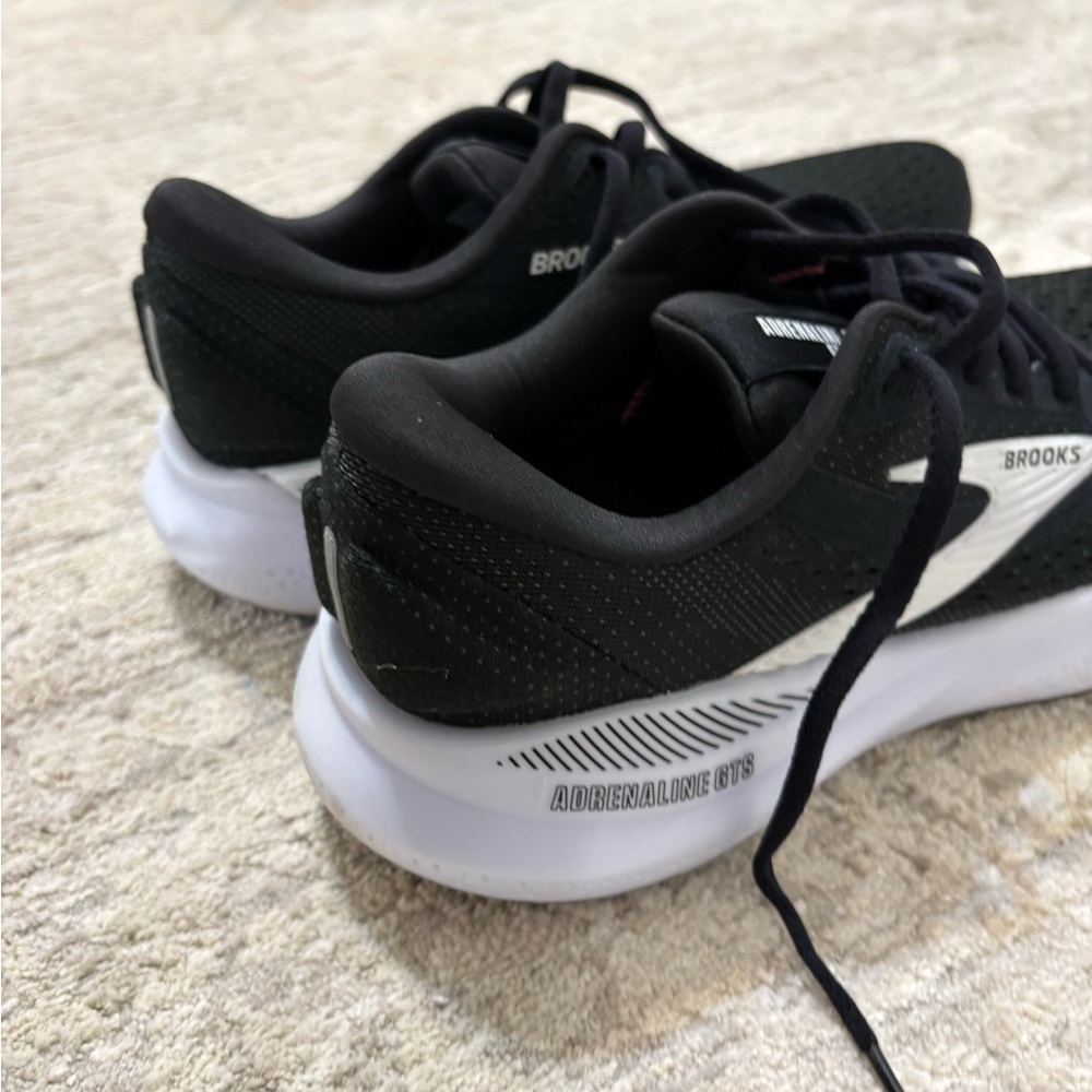Brooks GT24 adrenaline Womens sz 6.5 Running Shoes in Black and White worn once - Picture 11 of 11